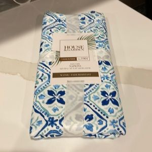 napkins.  set of 6. new with original packaging